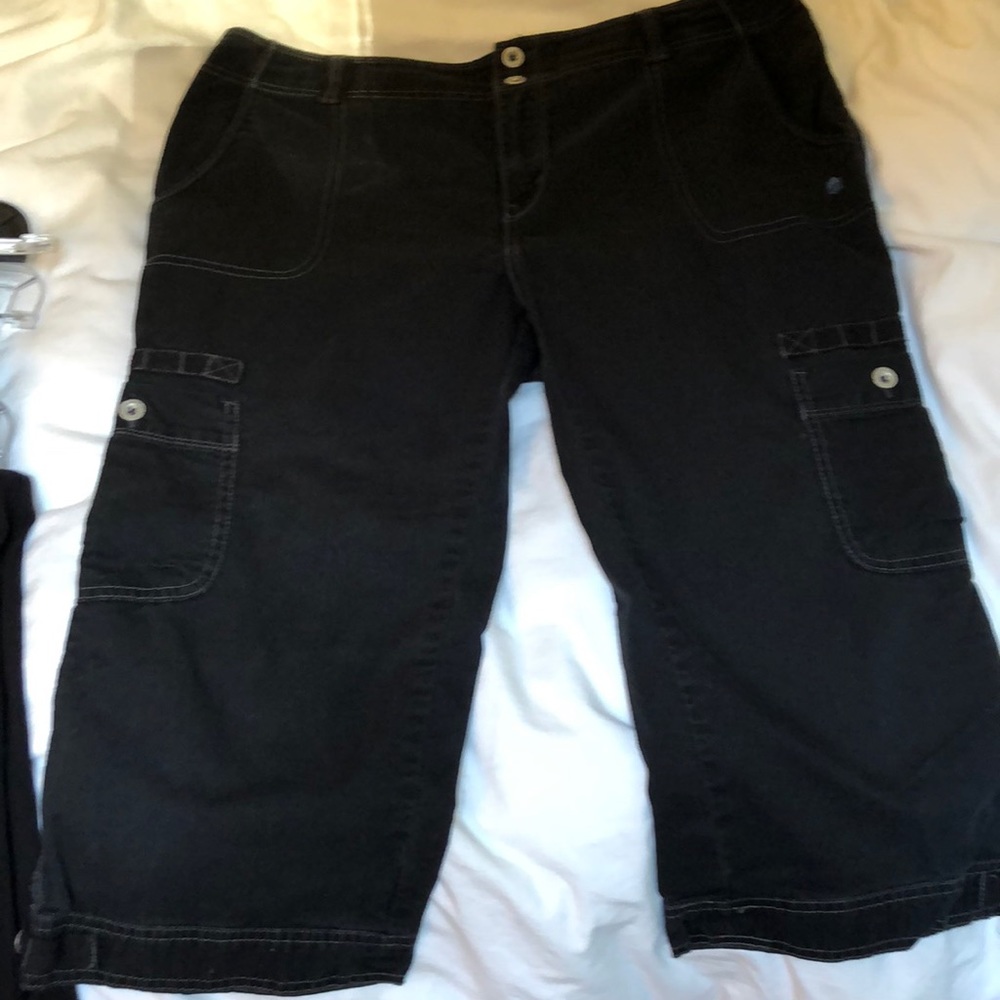 Short black capris
